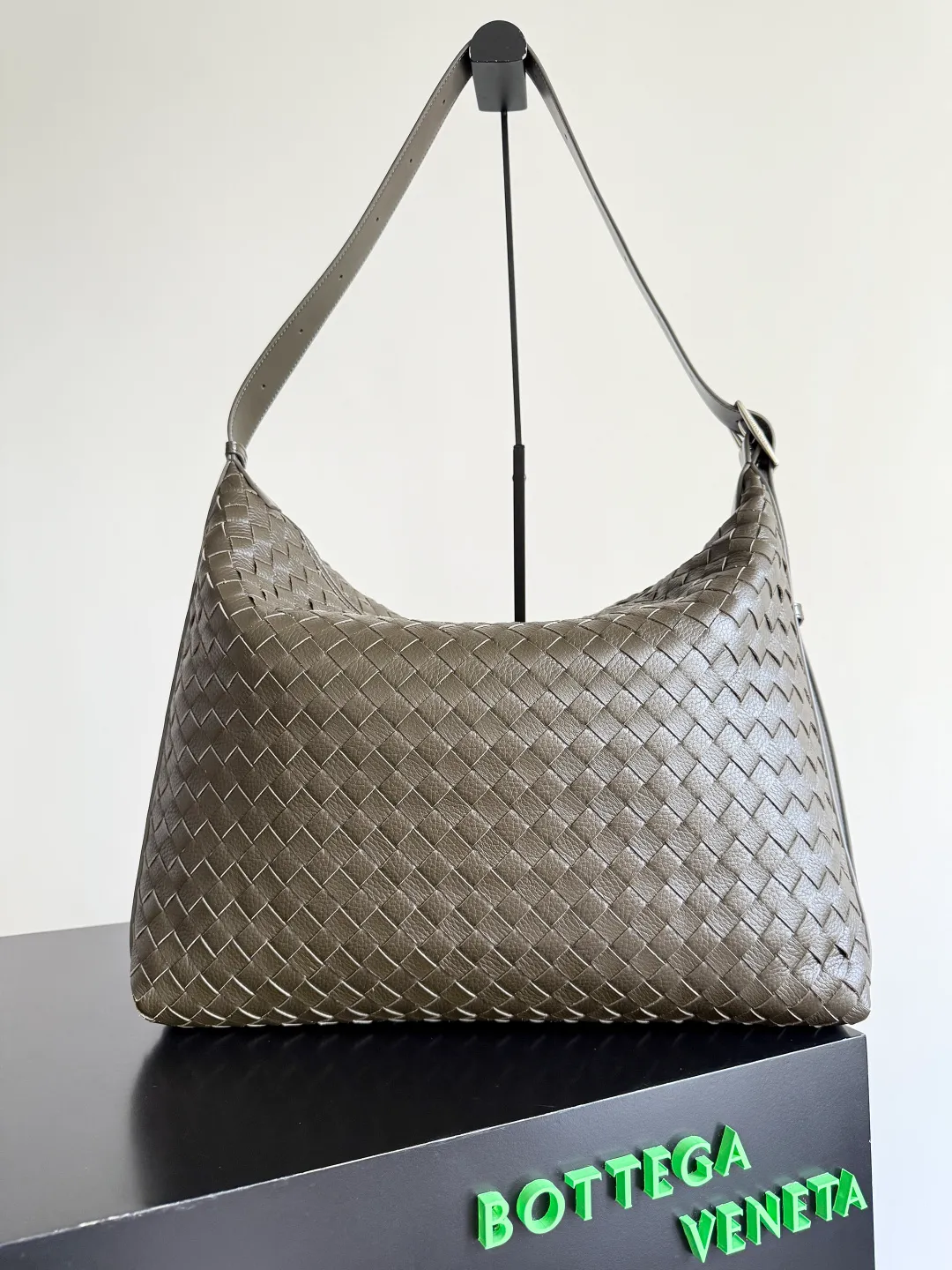Batch 2800 BOTTEGA VENETA's new Traveler deerskin series is here! The travel season is coming soon, and I believe you must need a large-capacity and simple bag. This new Traveler is very in line with the current travel craze. The whole bag is designed with deerskin and is made of the highest quality leather. It feels tougher to the touch. The super large capacity is suitable for short trips. Traveling with friends and family does not require carrying heavy luggage. It is also very convenient for friends who often travel for work. You can carry two changes of clothes and a computer with you. It also comes with an adjustable shoulder strap to free your hands. Style number: 806974 Size: 44*33*9cm